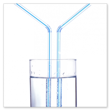 Wasserglas mit Strohhhalm